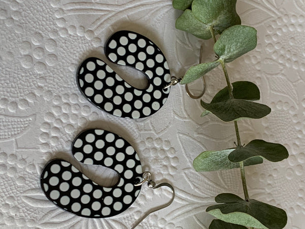 Boucles d’oreilles en résine u picoté noir et blanc sur crochet alliage de métaux argent Comme un ange