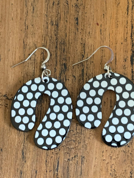 Boucles d’oreilles en résine u picoté noir et blanc sur crochet alliage de métaux argent Comme un ange