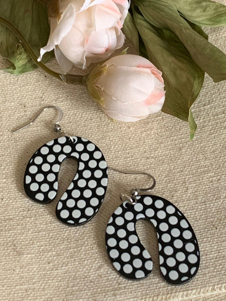 Boucles d’oreilles en résine u picoté noir et blanc sur crochet alliage de métaux argent Comme un ange