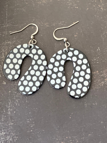 Boucles d’oreilles en résine u picoté noir et blanc sur crochet alliage de métaux argent Comme un ange