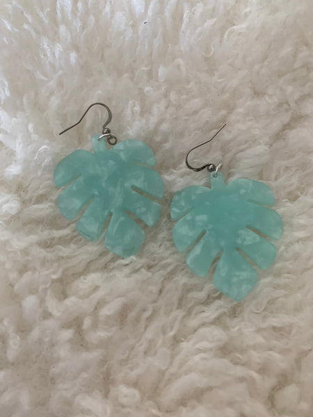 Boucles d’oreilles breloque feuilles de bananier en résine turquoise et blanche sur crochet alliage de métaux argent Comme un ange