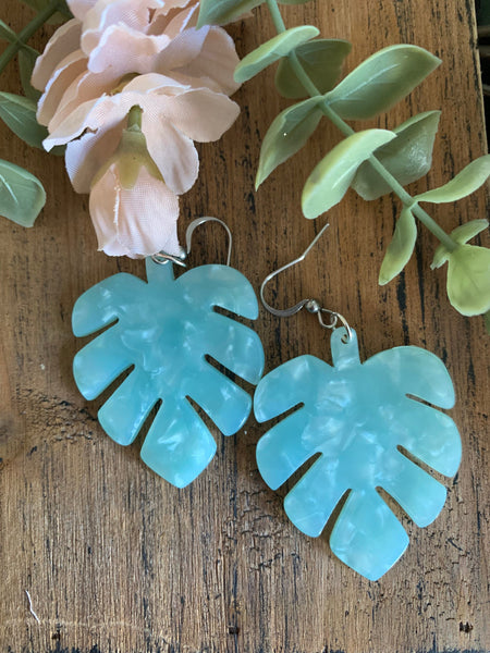 Boucles d’oreilles breloque feuilles de bananier en résine turquoise et blanche sur crochet alliage de métaux argent Comme un ange