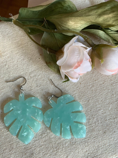 Boucles d’oreilles breloque feuilles de bananier en résine turquoise et blanche sur crochet alliage de métaux argent Comme un ange