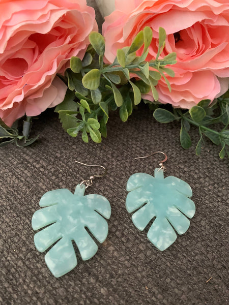 Boucles d’oreilles breloque feuilles de bananier en résine turquoise et blanche sur crochet alliage de métaux argent Comme un ange