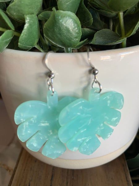 Boucles d’oreilles breloque feuilles de bananier en résine turquoise et blanche sur crochet alliage de métaux argent Comme un ange