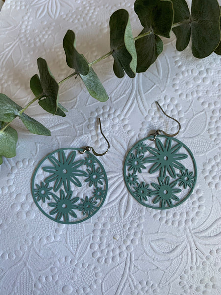 Boucles d’oreilles breloque cercle fleuri bleu sur crochet alliage de métaux argent Comme un ange