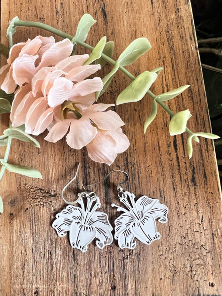Boucles d’oreilles breloque hibiscus blanc sur crochet alliage de métaux argent Comme un ange