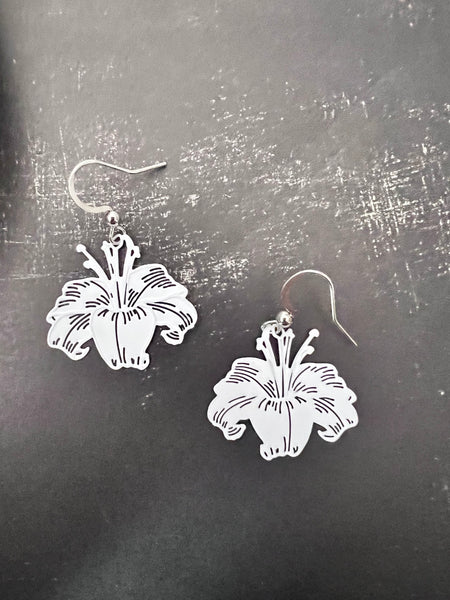 Boucles d’oreilles breloque hibiscus blanc sur crochet alliage de métaux argent Comme un ange