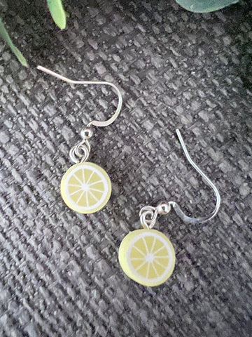 Boucles d’oreilles breloque mini citron sur crochet alliage de métaux argent Comme un ange