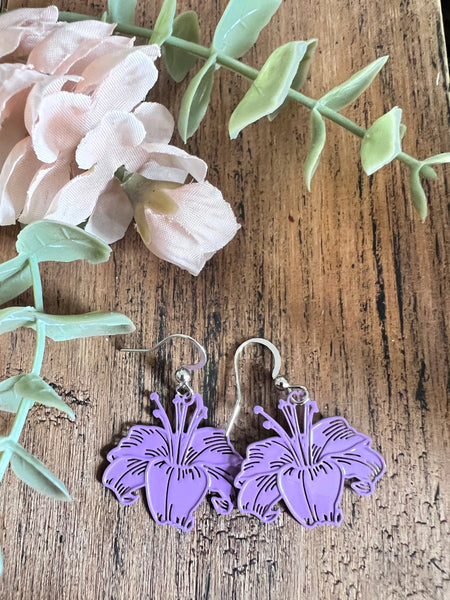 Boucles d’oreilles breloque fleur hibiscus mauve sur crochet alliage de métaux argent tropical Hawaï Comme un ange