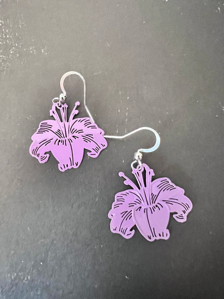 Boucles d’oreilles breloque fleur hibiscus mauve sur crochet alliage de métaux argent tropical Hawaï Comme un ange