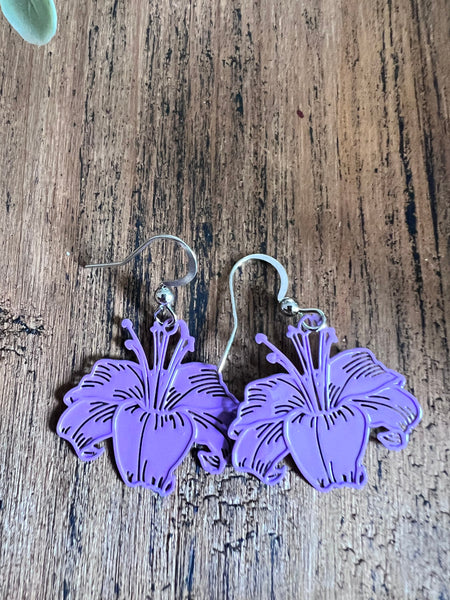 Boucles d’oreilles breloque fleur hibiscus mauve sur crochet alliage de métaux argent tropical Hawaï Comme un ange
