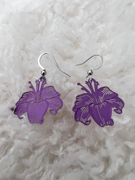 Boucles d’oreilles breloque fleur hibiscus mauve sur crochet alliage de métaux argent tropical Hawaï Comme un ange