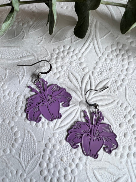Boucles d’oreilles breloque fleur hibiscus mauve sur crochet alliage de métaux argent tropical Hawaï Comme un ange