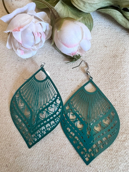 Boucles d’oreilles feuilles vertes ou turquoises émeraudes  petits cœurs dentelles Comme un ange