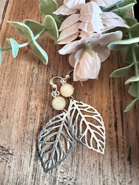 Boucles d’oreilles breloque feuille argent et perle jaune Comme un ange