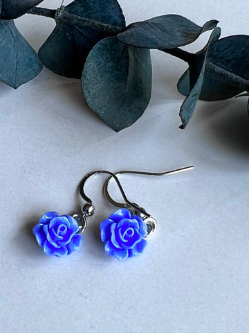 Bijoux boucles d’oreilles roses fleurs bleues Comme un ange