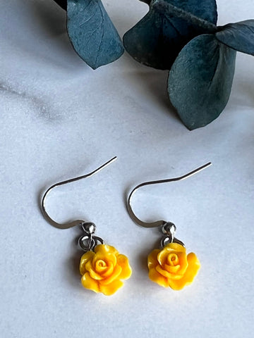Bijoux boucles d’oreilles roses fleurs jaunes