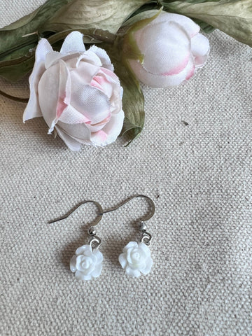 Bijoux boucles d’oreilles roses fleurs blanches