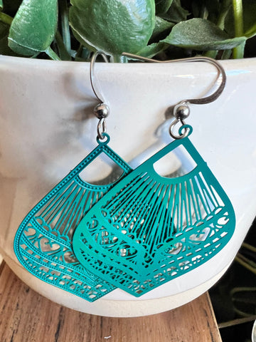 Boucles d’oreilles feuilles vertes ou turquoises émeraudes  petits cœurs dentelles Comme un ange