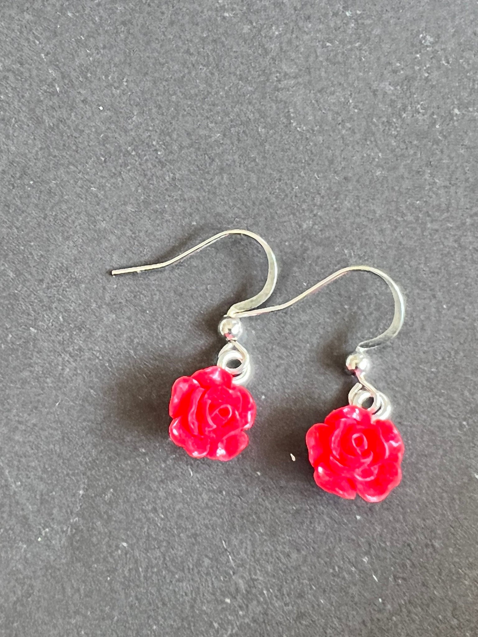 Bijoux boucles d’oreilles roses fleurs rouges