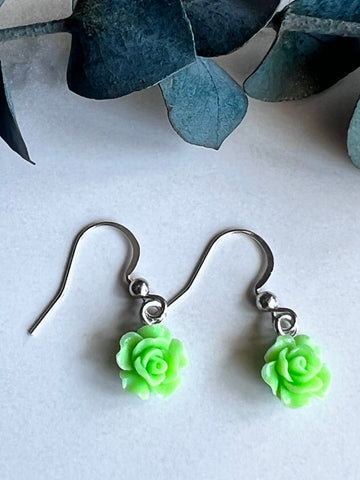 Bijoux boucles d’oreilles roses fleurs vertes limes