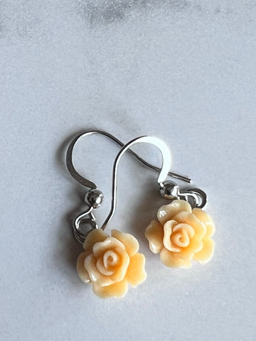 Bijoux boucles d’oreilles roses fleurs jaunes crèmes
