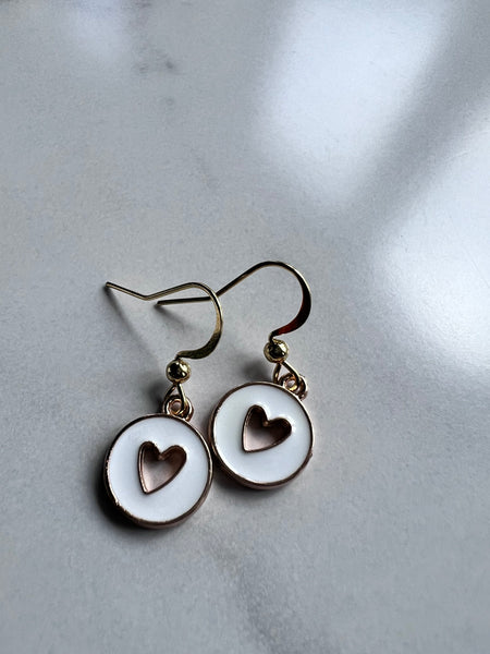 Boucles d’oreilles breloque coeur blancs  sur crochet alliage de métaux or Comme un ange