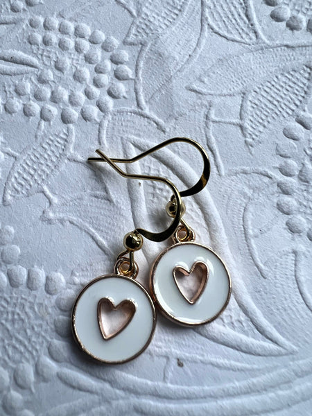 Boucles d’oreilles breloque coeur blancs  sur crochet alliage de métaux or Comme un ange