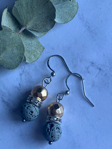 Boucles d’oreilles chic perle et bille de pierre de lave grise et  perle dorée bijoux diffuseur aromathérapie - Comme un ange