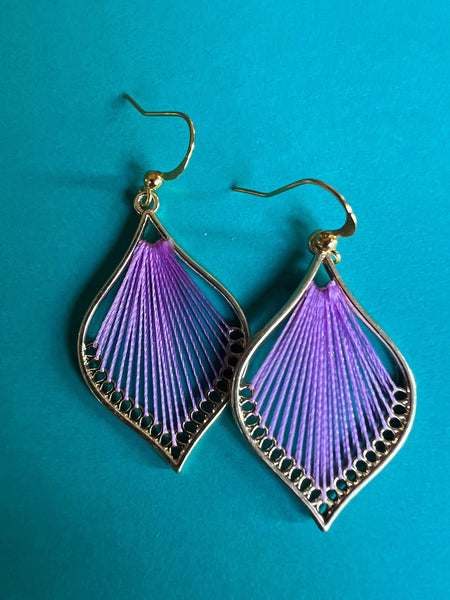 Boucles d’oreilles breloque goutte or tissée de fil mauve Comme un ange
