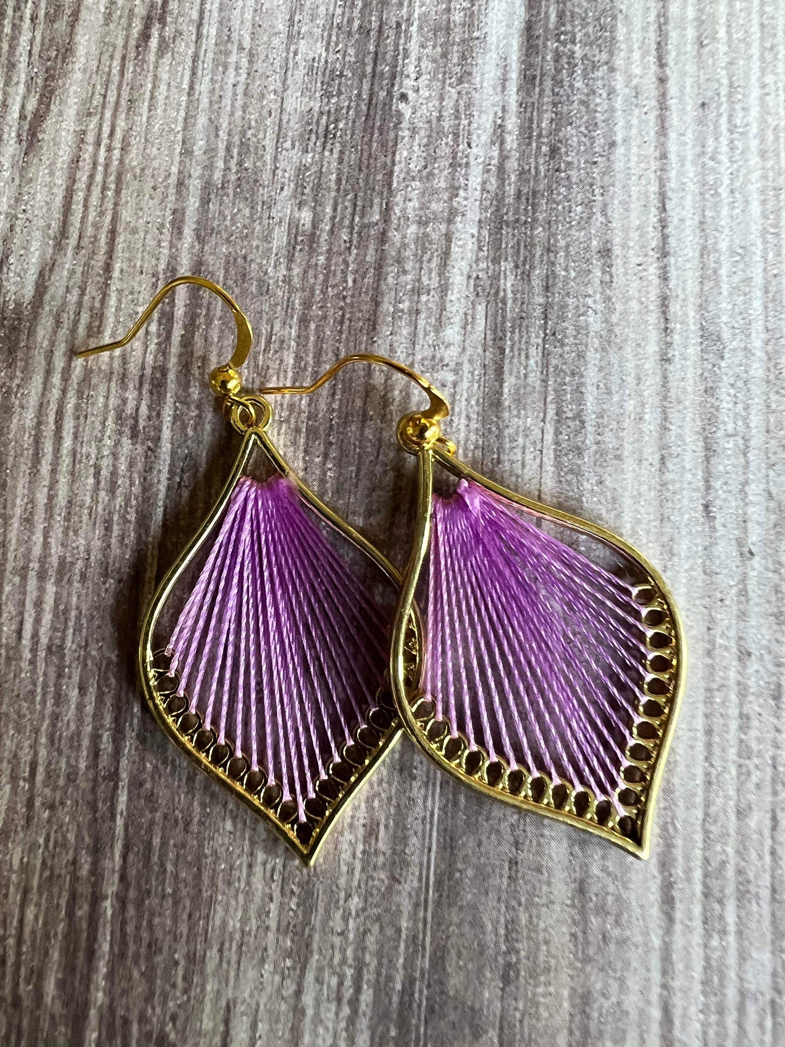 Boucles d’oreilles breloque goutte or tissée de fil mauve Comme un ange