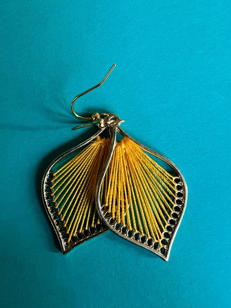 Boucles d’oreilles breloque goutte tisse de fil jaune Comme un ange