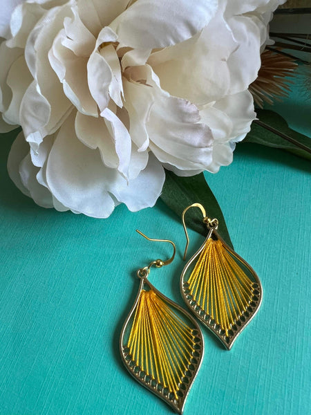 Boucles d’oreilles breloque goutte tisse de fil jaune Comme un ange