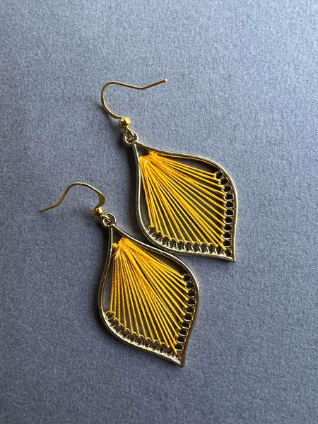 Boucles d’oreilles breloque goutte tisse de fil jaune Comme un ange