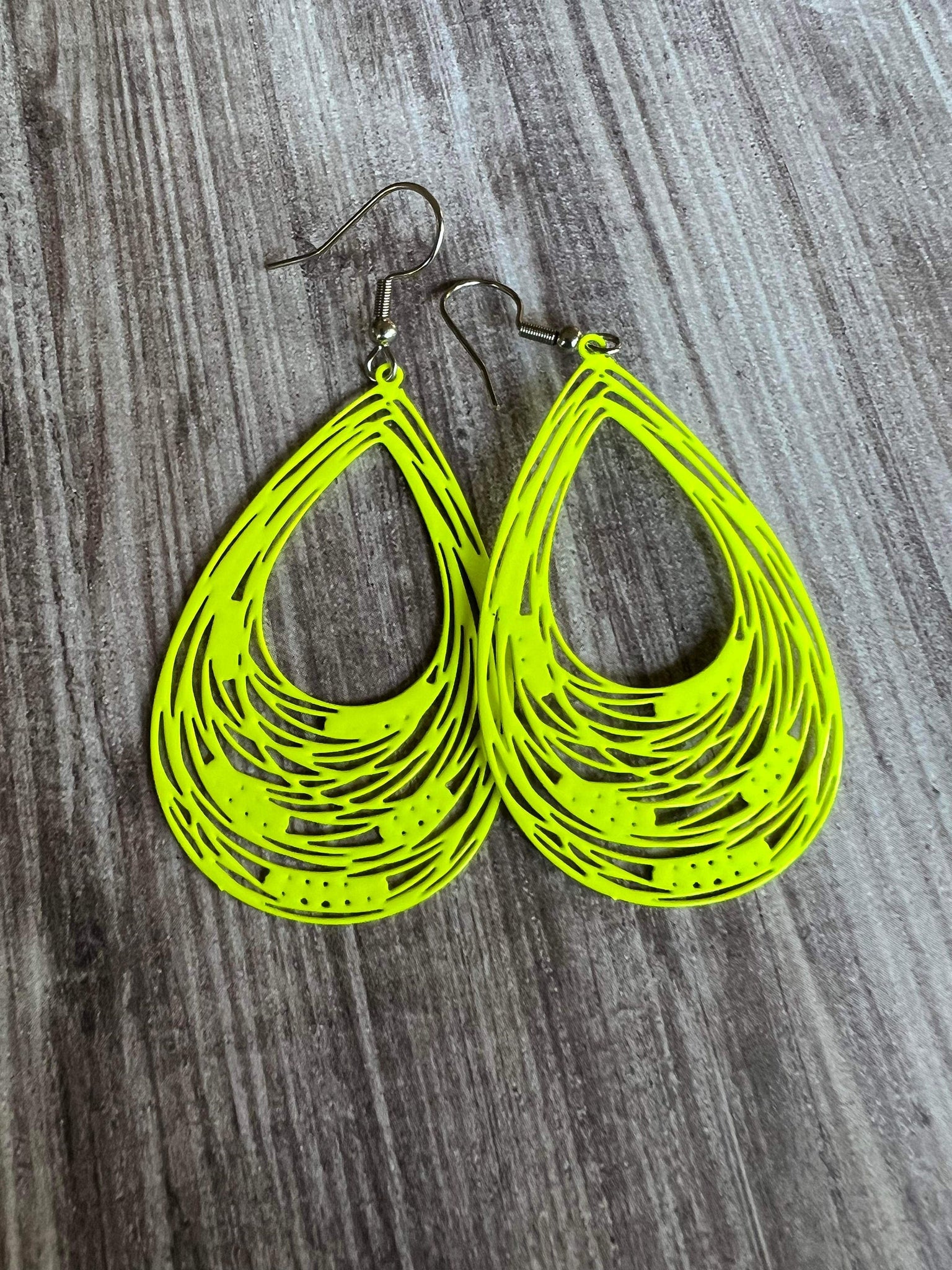 Boucles d’oreilles breloque goutte verte fluo Comme un ange