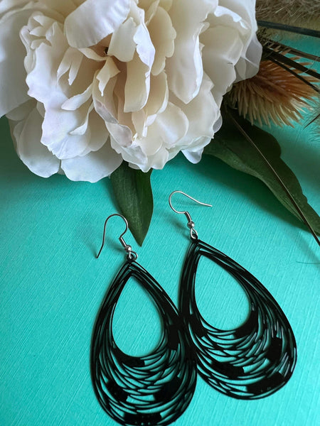 Boucles d’oreilles breloque goutte noir Comme un ange