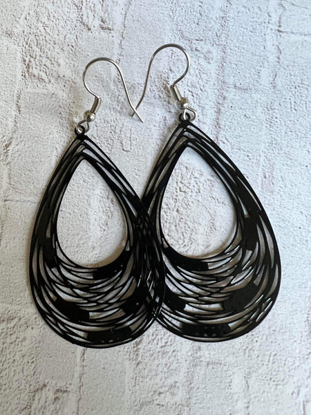 Boucles d’oreilles breloque goutte noir Comme un ange