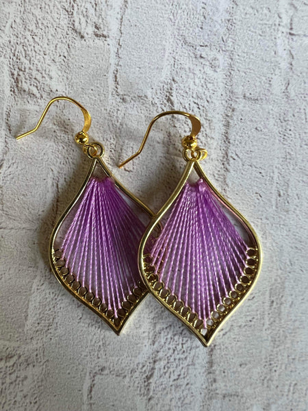 Boucles d’oreilles breloque goutte or tissée de fil mauve Comme un ange