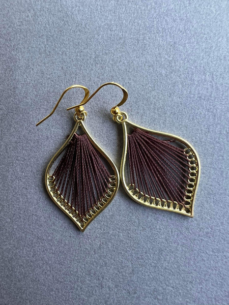Boucles d’oreilles goutte tissée de fil brun Comme un ange