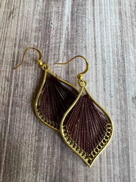 Boucles d’oreilles goutte tissée de fil brun Comme un ange