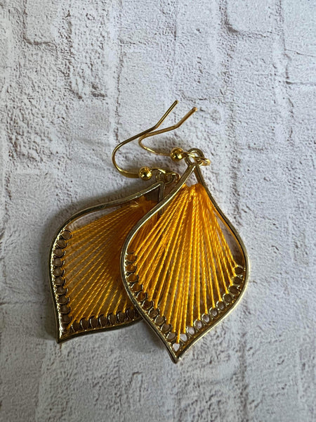 Boucles d’oreilles breloque goutte tisse de fil jaune Comme un ange
