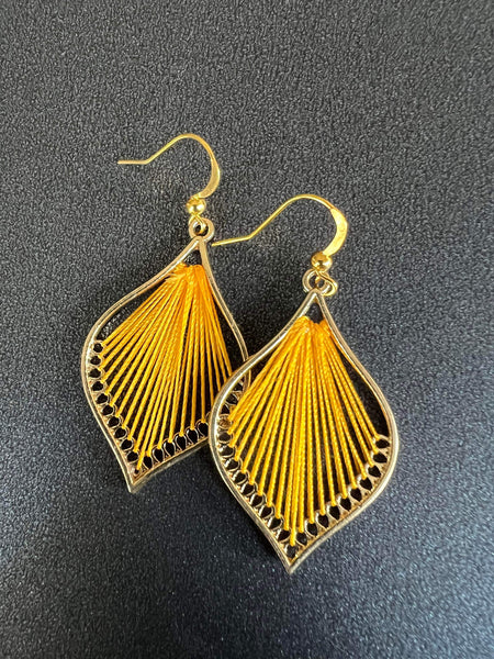 Boucles d’oreilles breloque goutte tisse de fil jaune Comme un ange