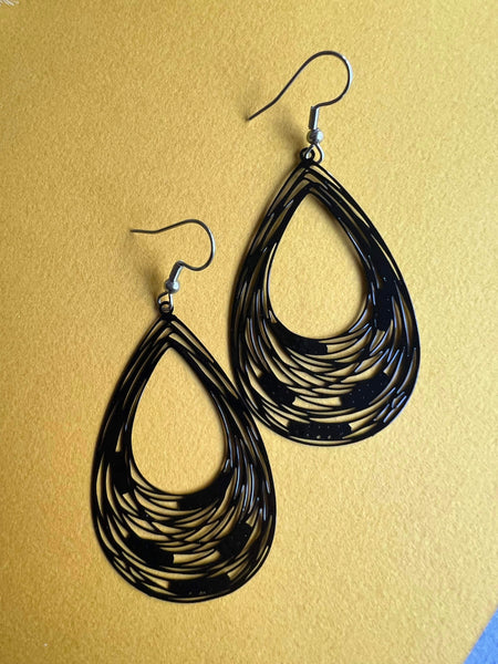 Boucles d’oreilles breloque goutte noir Comme un ange