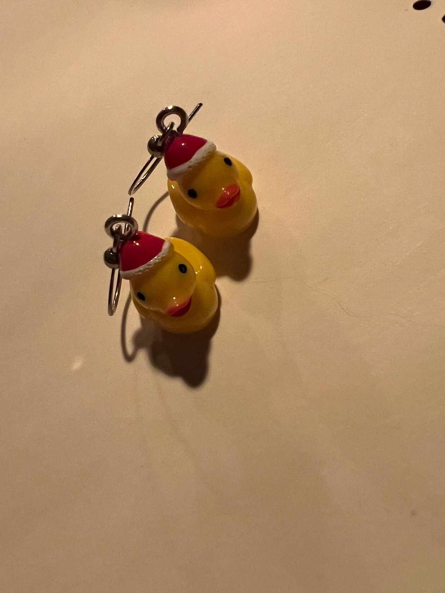 Boucles oreilles canard jaune avec tuque  de noël Comme un ange